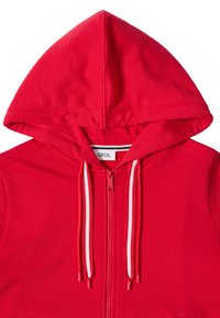 Sweat à capuche rouge zippé, avec cordons rayés blancs et étiquette "CECIL" visible à l'intérieur du col.