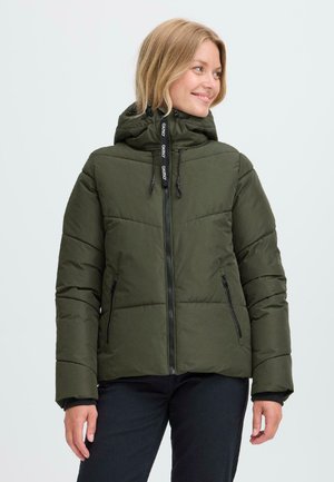 Olijfgroene pufferjack met een rits aan de voorkant, een verstelbare capuchon en twee ritszakken aan de zijkant. Beschikt over een horizontaal geb quilt ontwerp.