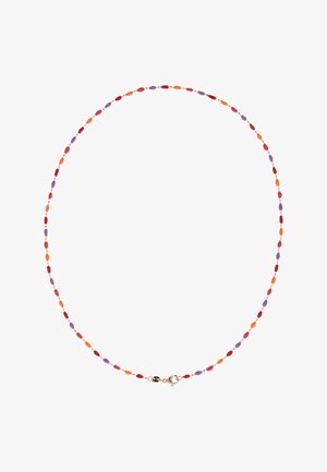 Delicaat halsketting met kleine ovale kralen in rood, oranje en paars, verbonden door dunne gouden schakels met een gouden sluiting.