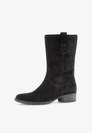 Zwarte suede kniehoge laars met een gladde textuur, ronde neus en minimale stiksels. Heeft een subtiele aantrekriem aan de bovenkant en een lage hak.