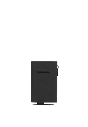 Compact zwart leren portemonnee die rechtop staat, met een ritssluiting aan de rechterkant en een reliëflogo op de voorkant.