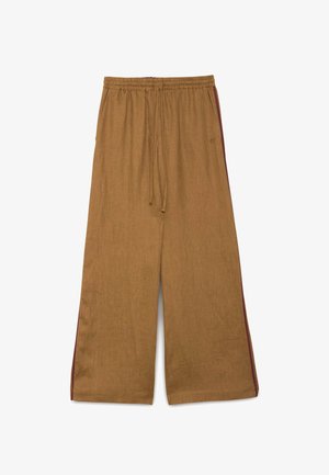 Pantalon large marron avec taille élastique à cordon et fines rayures latérales sombres, fabriqué en tissu léger.