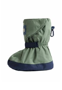 Groene geïsoleerde laars met een marineblauwe onderrand en elastische gathering aan de bovenkant. Voorzien van een logopatch en een trekband voor gemakkelijk aan- en uittrekken.