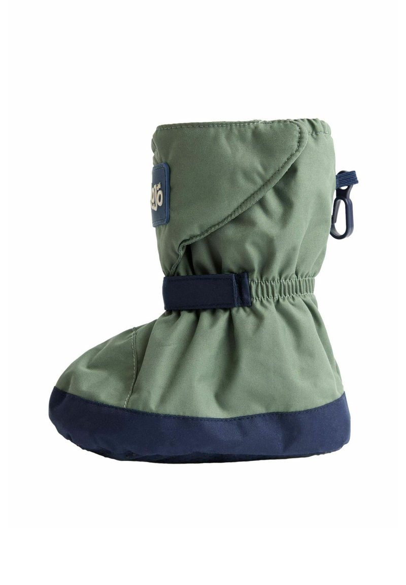 Groene geïsoleerde laars met een marineblauwe onderrand en elastische gathering aan de bovenkant. Voorzien van een logopatch en een trekband voor gemakkelijk aan- en uittrekken.