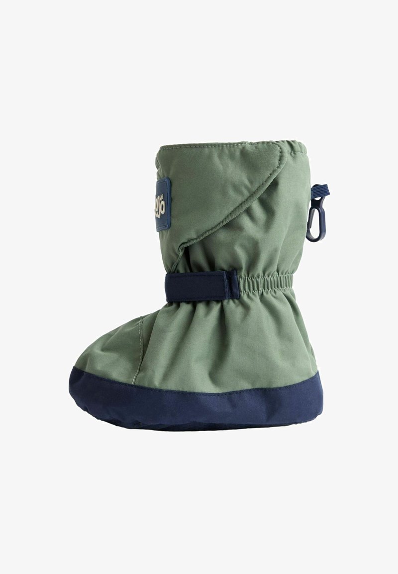 Groene geïsoleerde laars met een marineblauwe onderrand en elastische gathering aan de bovenkant. Voorzien van een logopatch en een trekband voor gemakkelijk aan- en uittrekken.