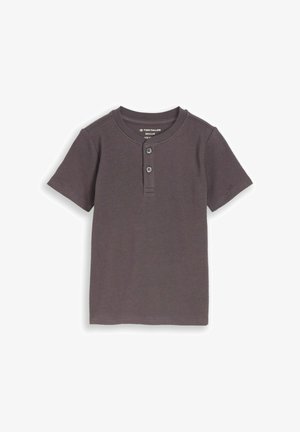 Donkergrijze Henley-shirt met korte mouwen, twee knopen en een ronde hals, platliggend op een witte achtergrond.