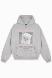 Grå hettegenser med glidelås som har et frontmotiv av en kattunge med teksten "MISSING CAT" og en belønningsannonse i rosa og svart.