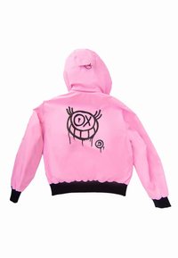 Pink hoodie med sort grafisk design, der indeholder en smilende karakter på ryggen. Elastiske manchetter og kant giver et tætsiddende udseende.