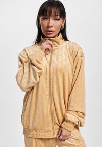 Karl Kani CHEST SIGNATURE MONOGRAM VELVET - Sportinė striukė - sand