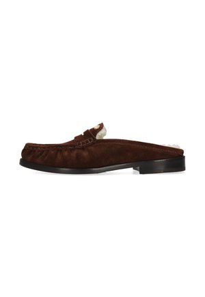 Brun ruskind slip-on loafer med sort sål og hvid pelsforing synlig inde ved hæl og krave.