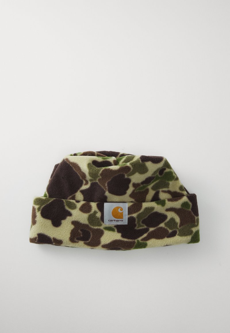 Gorro de forro polar camuflaje en verde, marrón y beige, con un puño doblado y un parche cuadrado con un logo naranja en la parte frontal.