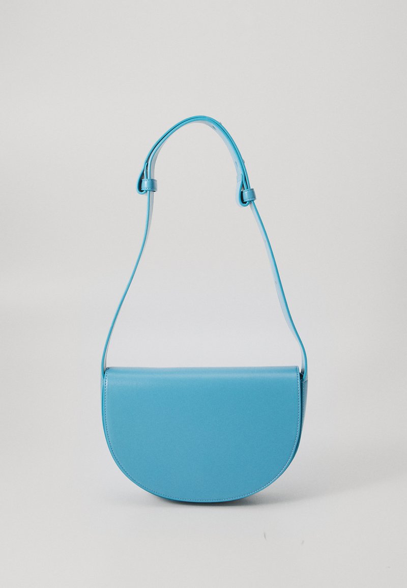 Borsa a mano blu, semi-circolare, realizzata in pelle liscia con una sola tracolla regolabile e design minimalista. La superficie è lucida con bordi puliti.