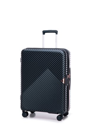 Maleta rígida negra con textura acanalada diagonal, detalles en rosa dorado, asa retráctil y cuatro ruedas para facilitar la movilidad.