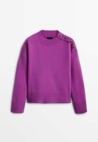 Maglione lavorato a maglia viola con orlo e polsini a costine, collo rotondo e bottoni decorativi sulla spalla sinistra. Misura morbida.
