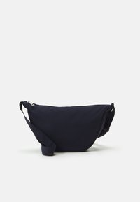 Borsa a tracolla in tessuto blu navy con forma curva, tracolla regolabile e chiusura con cerniera. Texture liscia e design minimalista.