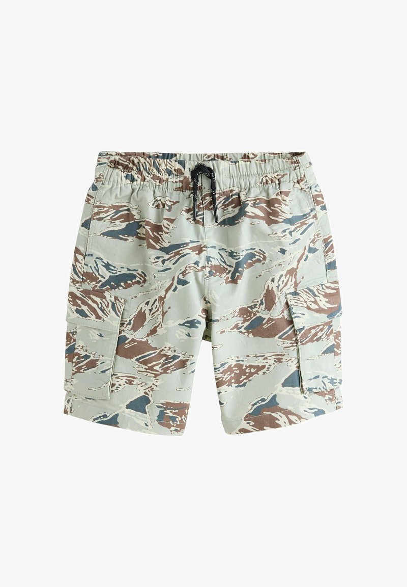 Shorts à motif camouflage combinant des teintes de vert clair, marron et bleu. Taille élastique avec cordon de serrage et poches cargo latérales.