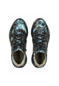 Scarpe allacciate multicolori con un motivo floreale in blu e nero. Presentano superfici testurizzate e un design della suola robusto.