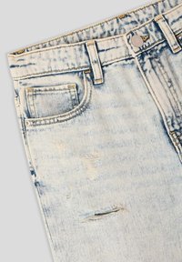 Jeans in denim blu chiaro con una texture consumata, caratterizzati da aree sbiadite, una tasca frontale e chiusura con bottone metallico standard.