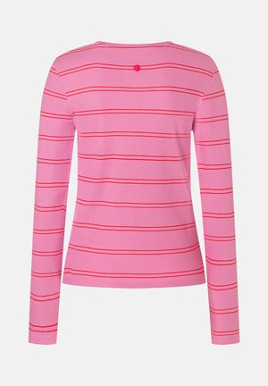 Langärmliges, pinkes Rippenoberteil mit dünnen horizontalen roten Streifen und einem kleinen roten runden Detail in der oberen Rückenmitte.