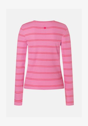 Langärmliges, pinkes Rippenoberteil mit dünnen horizontalen roten Streifen und einem kleinen roten runden Detail in der oberen Rückenmitte.