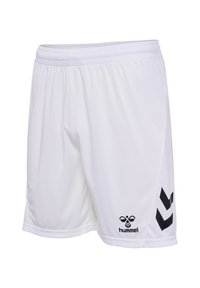Witte sportshorts van lichtgewicht stof, met een zwart logo en een chevronpatroon aan de zijkant, voorzien van een elastische tailleband.