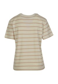 Beige lyhythihainen t-paita, jossa on vaaleanpunaiset vaakaraitat. Pyöreä pääntie, pehmeä puuvillakangas, rento malli, eikä näkyviä logoja tai grafiikoita.