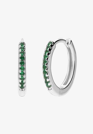 Zilveren oorringen, elk voorzien van een rij kleine, ronde groene edelstenen langs de buitenrand, getoond vanuit voor- en zijaanzichten.