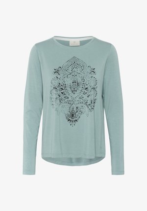 Ljusblå långärmad t-shirt i mjukt tyg med ett svart intrikat mandala-mönster fram, rundad nederkant och rundad halsringning.