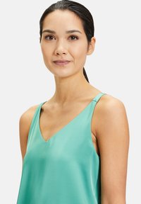 Vera Mont MIT V-AUSSCHNITT - Blouse - silky green