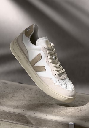 V 90 - Trainers - white/taupe