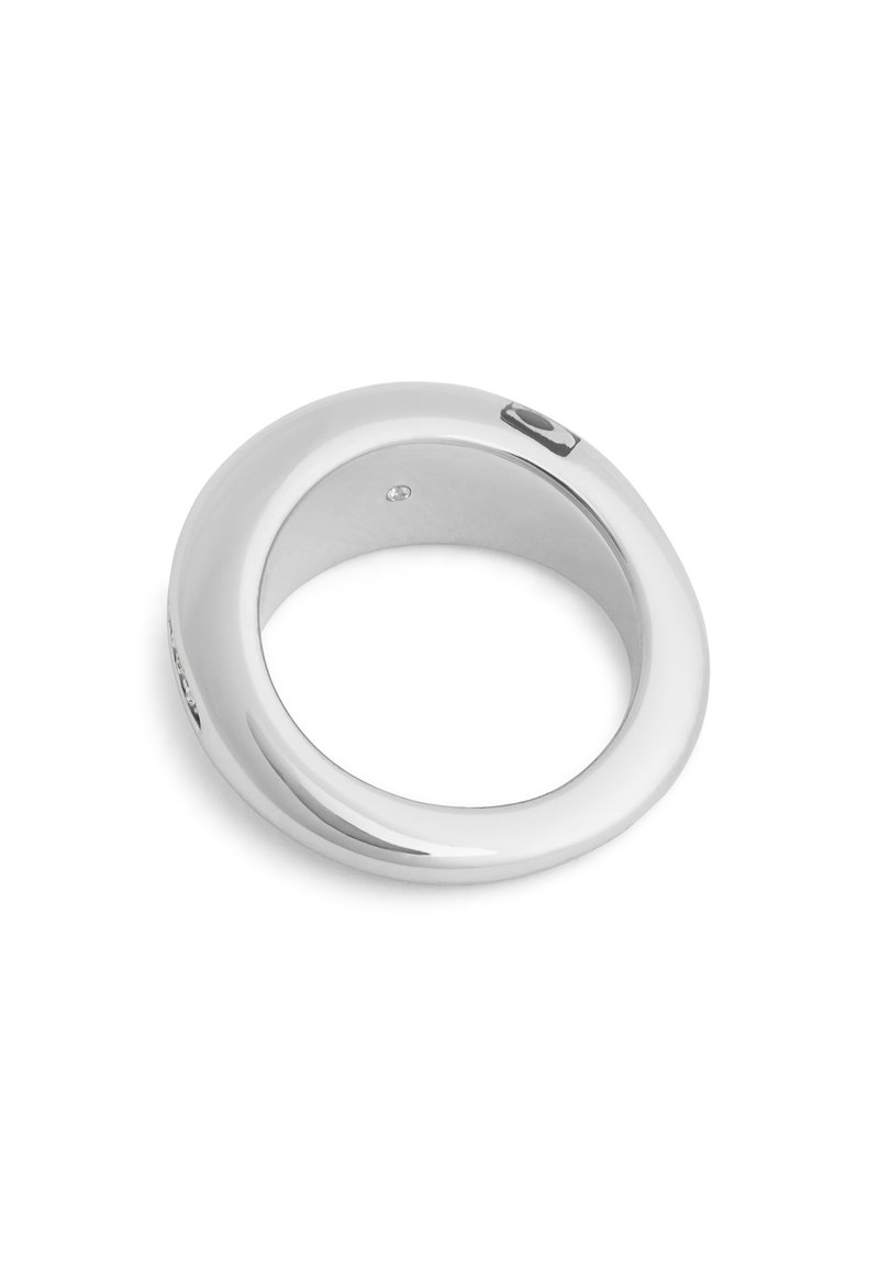 Dikke gepolijste zilveren ring met een gladde ronde oppervlak en een kleine ingelegde diamant aan de binnenzijde.