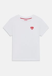 Λευκό βαμβακερό T-shirt με στρογγυλή λαιμόκοψη, κοντά μανίκια και κόκκινο κεντημένο λογότυπο καρδιάς στο αριστερό στήθος. Λείος υφασμάτινος ιστός.