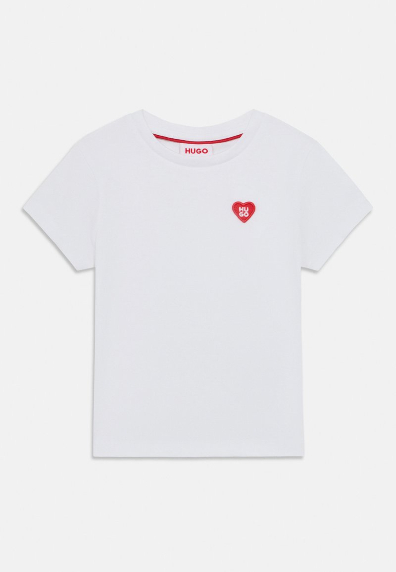 Λευκό βαμβακερό T-shirt με στρογγυλή λαιμόκοψη, κοντά μανίκια και κόκκινο κεντημένο λογότυπο καρδιάς στο αριστερό στήθος. Λείος υφασμάτινος ιστός.