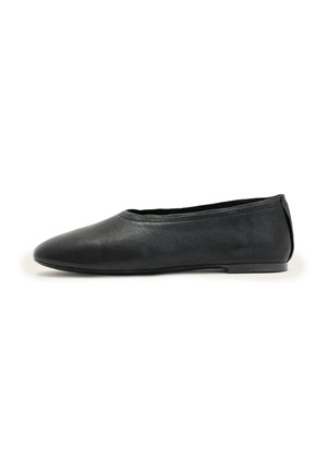 Zwarte leren platte schoen met ronde neus en lage hak, ontworpen voor casual of formeel gebruik.