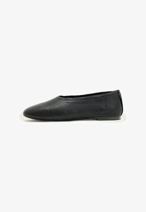 Chaussure plate en cuir noir avec bout arrondi et petit talon, conçue pour un usage décontracté ou formel.