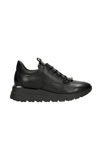 Zwarte leren sneakers met een gestructureerde afwerking, vlakke rubberen zool en ronde veters. Voorzien van een trekband aan de achterkant en een strak, modern ontwerp.