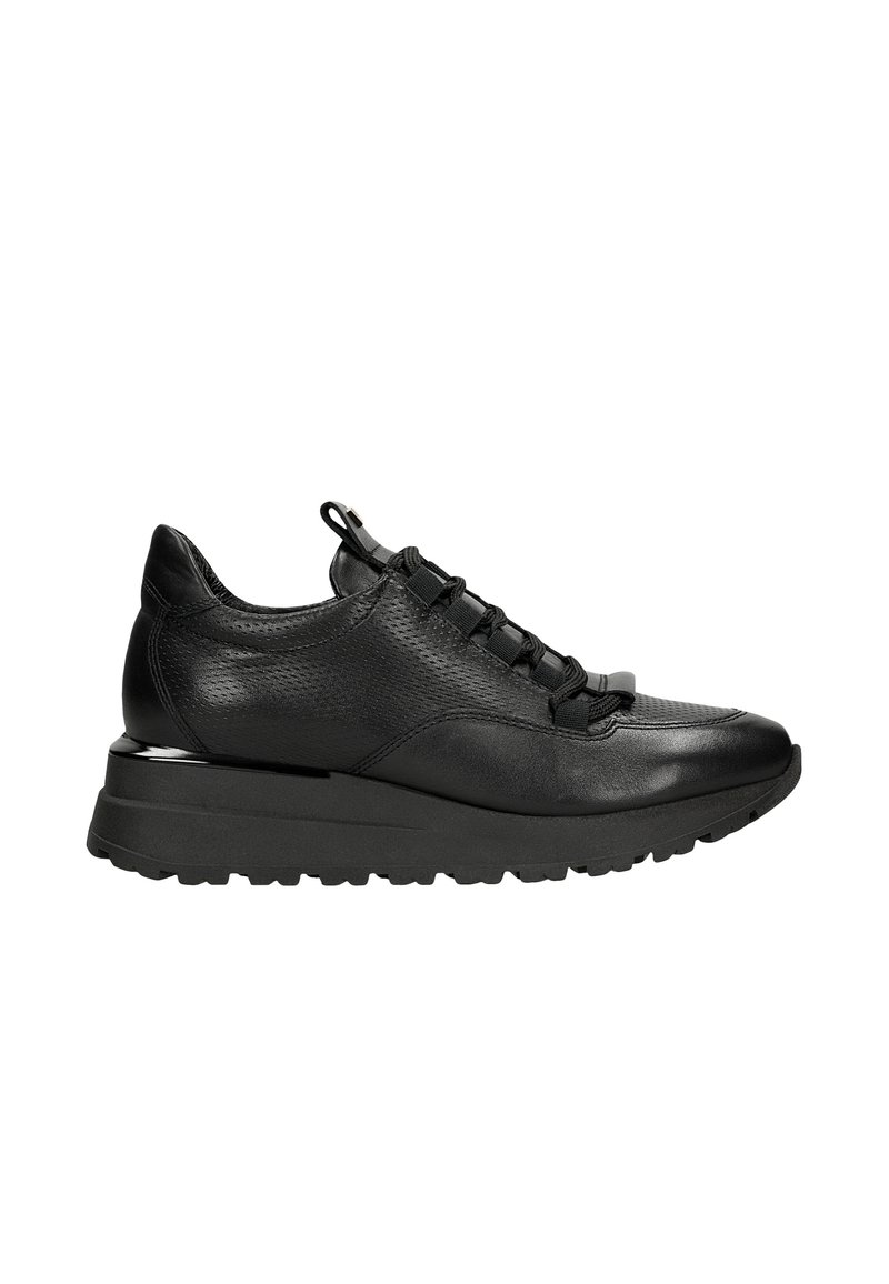 Zwarte leren sneakers met een gestructureerde afwerking, vlakke rubberen zool en ronde veters. Voorzien van een trekband aan de achterkant en een strak, modern ontwerp.