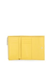 Portafoglio in pelle gialla con finitura texturizzata, dotato di più slot per carte e di un compartimento con zip, chiuso da un pulsante a scatto.