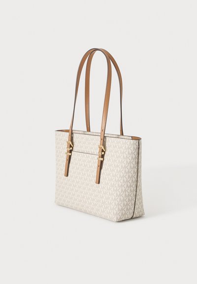 Sac fourre-tout beige avec motif répété "MK", muni de deux longues bandoulières réglables en cuir marron avec boucles dorées.