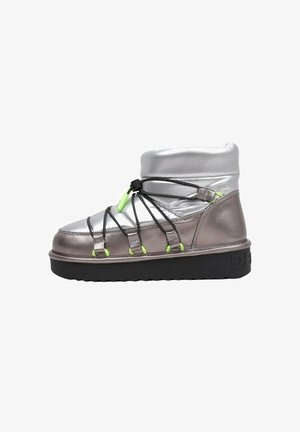 Baskets montantes argent métallisé avec accents de lacets noirs et détails vert néon. Dotées d'une semelle épaisse noire et d'un rembourrage à la cheville pour plus de confort.