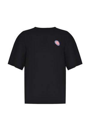 T-shirt nera a maniche corte con piccolo logo ovale rosso, bianco e blu sul petto sinistro.