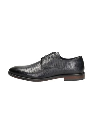 Zwarte leren d dresschoenen met een gestructureerd oppervlak, voorzien van een ronde neus, vetersluiting en een bruine leren zool.