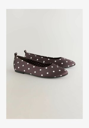 Hnedé balerínky s bodkovaným vzorom, hladkou textúrou, zaoblenou špičkou a nízkym podpätkom. Sú vybavené malými zadnými pútkami pre ľahké obliekanie.