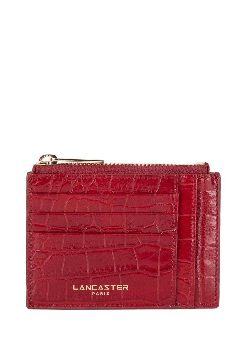 Portafoglio in pelle rossa con texture a coccodrillo, dotato di più scomparti per carte e una tasca con zip. Dettagli in hardware dorato.