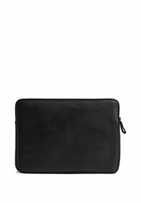 Sort læder laptop sleeve med en glat tekstur, rektangulær form, lynlåslukning og minimalistisk design. Ingen synlige logoer eller hardware.