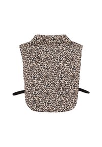 Apykaklė iš audinio su leopardų raštu, su juodomis reguliuojamomis juostelėmis abiejose pusėse, skirta nešioti ant drabužių.