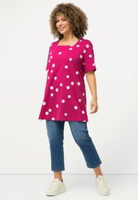 Ulla Popken POLKA DOT SHORT SLEEVE TEE - Triko s potiskem - fuchsia pink