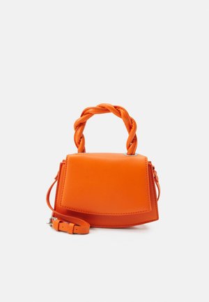 Pomarańczowa skórzana torba na ramię z plecionym uchwytem, prostokątnym kształtem i odpinanym paskiem. Gładka faktura z widocznymi przeszyciami jako akcentami.