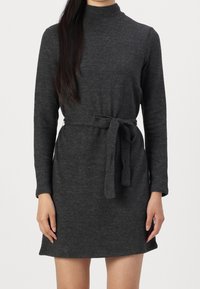 Grau langärmliges Kleid aus einem weichen Material, mit hohem Ausschnitt, tailliertem Bund und minimalistischem Design.