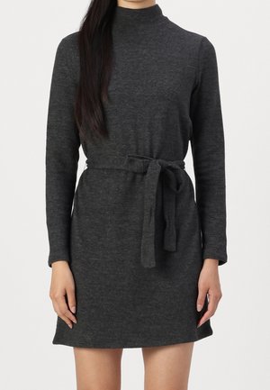 Grau langärmliges Kleid aus einem weichen Material, mit hohem Ausschnitt, tailliertem Bund und minimalistischem Design.